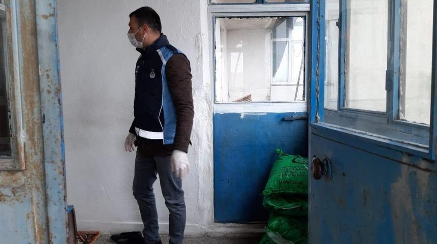 K&ouml;m&uuml;r&uuml; biten yaşlı kadının yardımına zabıta yetişti