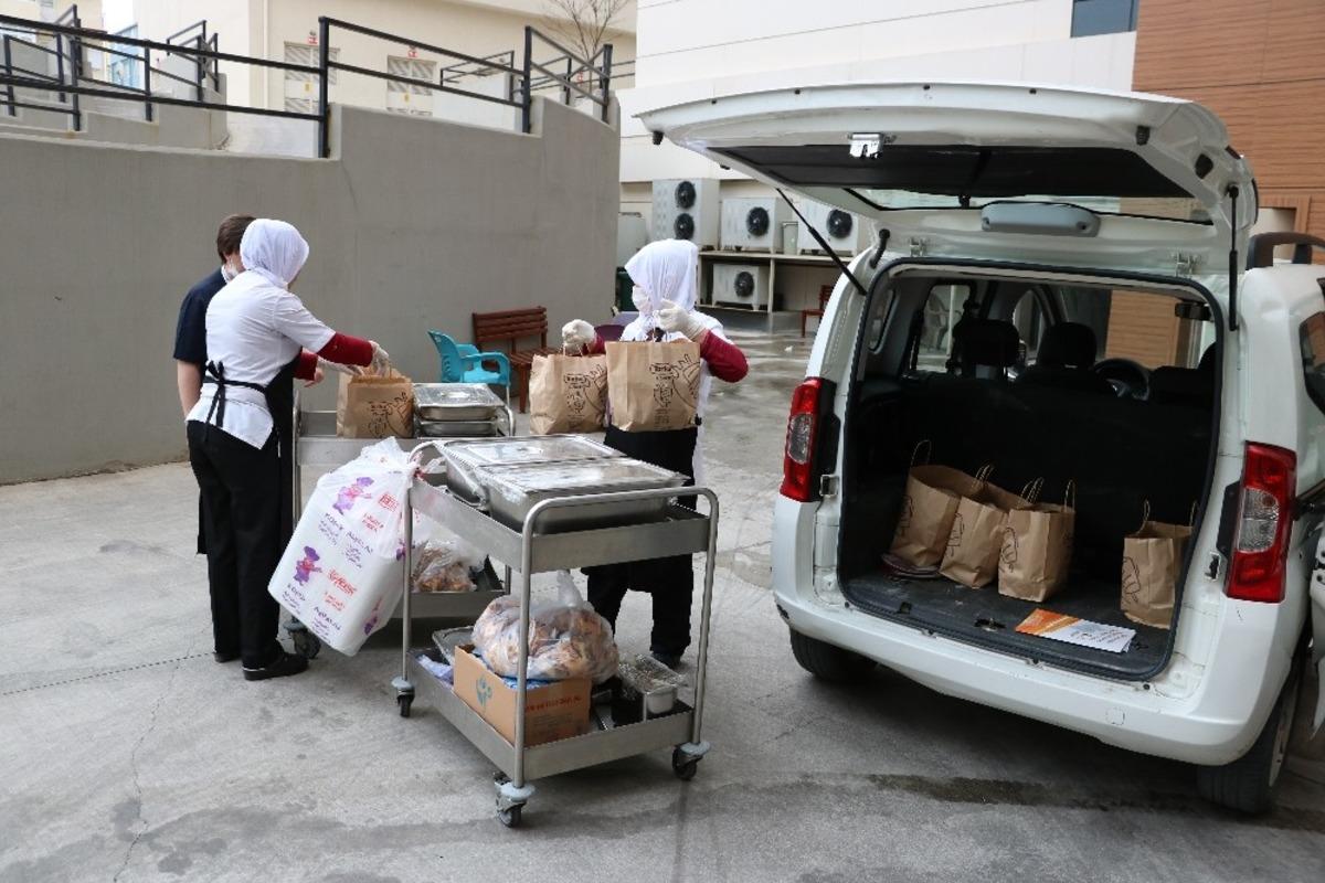 Manisalı sağlık&ccedil;ılara moral yemeği