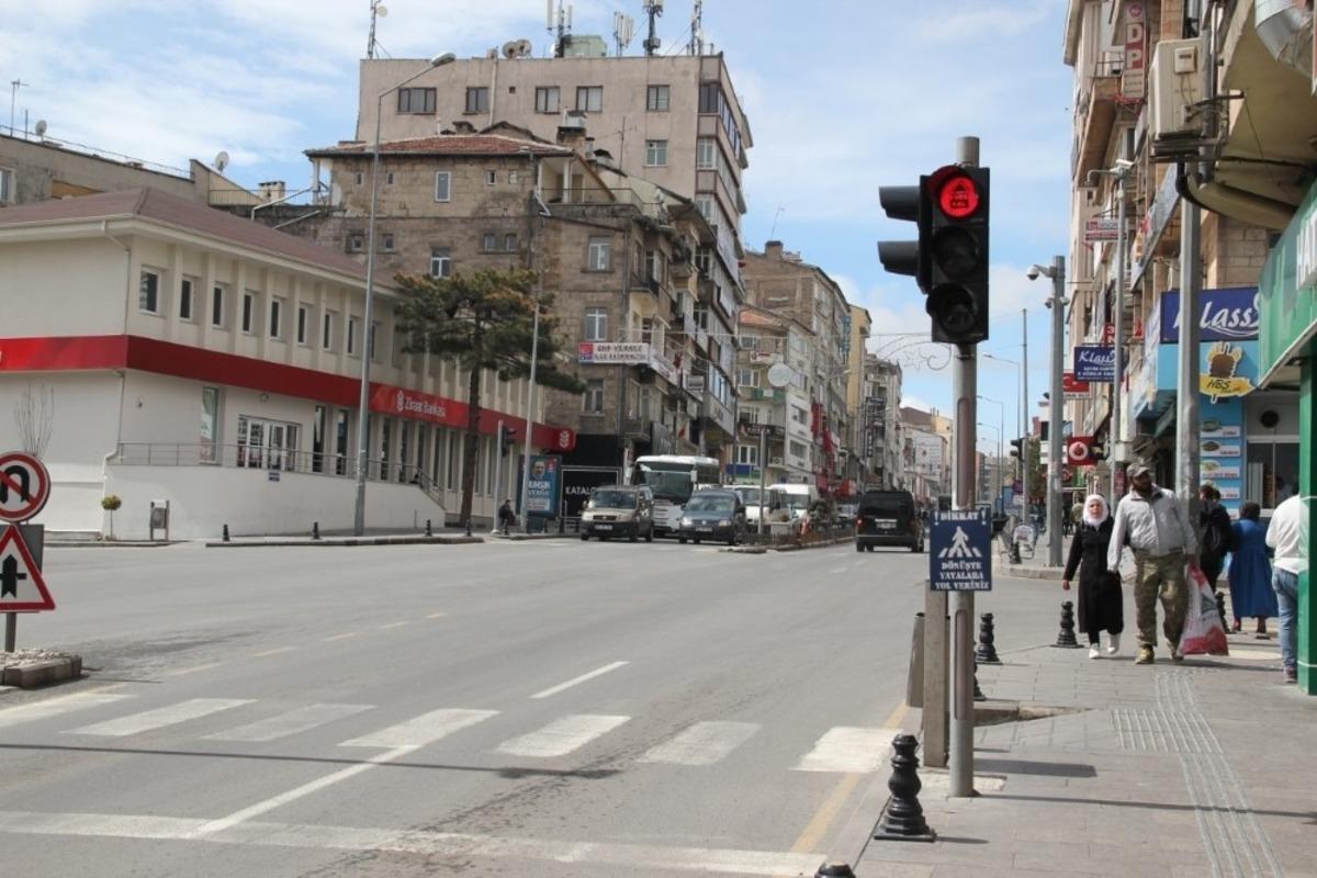 Trafik ışıklarında &lsquo;Evde kal&rsquo; &ccedil;ağrısı