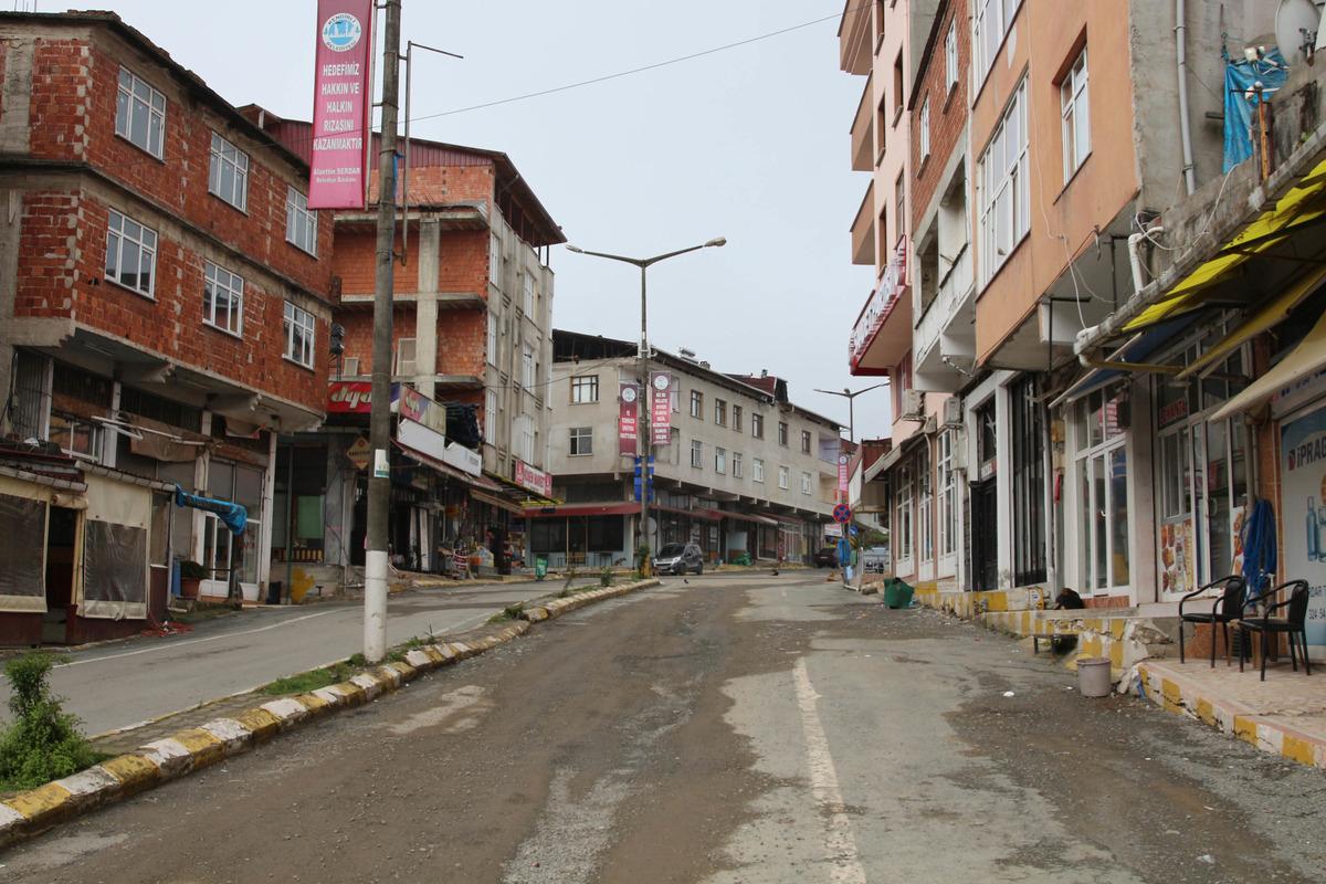 Rize'de, koronavir&uuml;s karantinasındaki belde ve k&ouml;ylerde hayat durdu