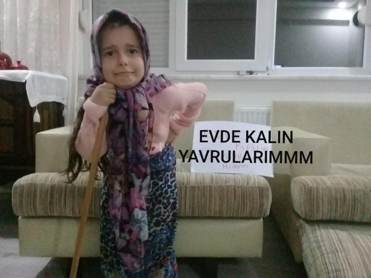 Minikler yaşlı kılığına girerek, &rsquo;Evde kal T&uuml;rkiye&rsquo; mesajı verdi