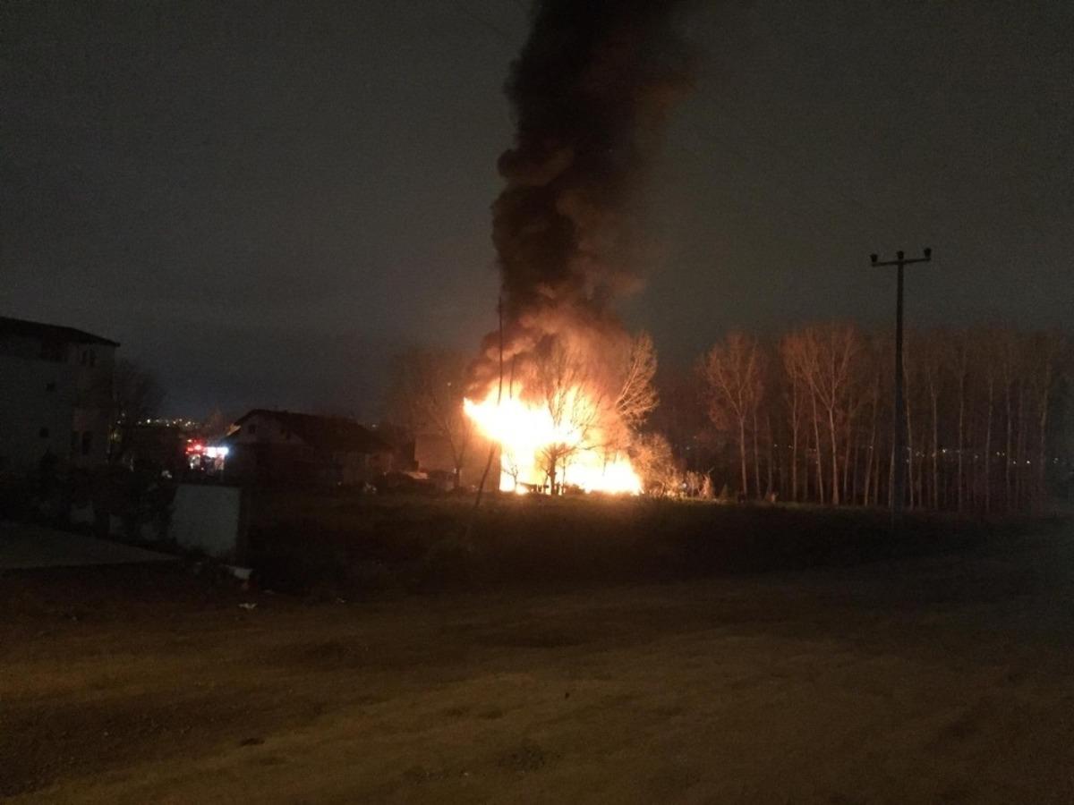 Samanlıktan &ccedil;ıkan yangın 2 katlı evi k&uuml;le &ccedil;eviriyordu