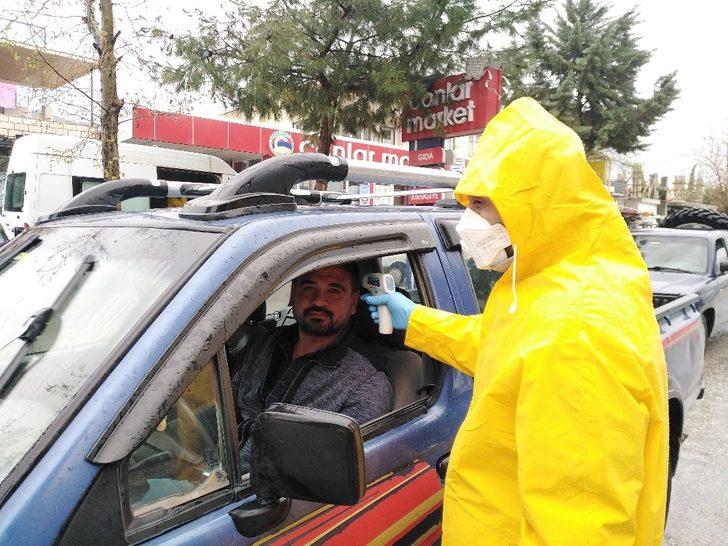 Uygulama noktasında ilçeye gelenlerin ateşi ölçülüyor G2
