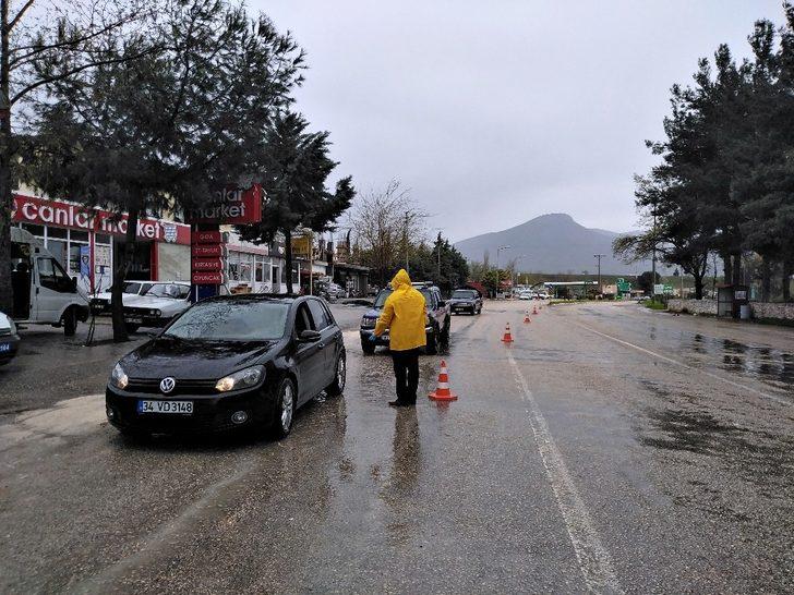 Uygulama noktasında ilçeye gelenlerin ateşi ölçülüyor G3