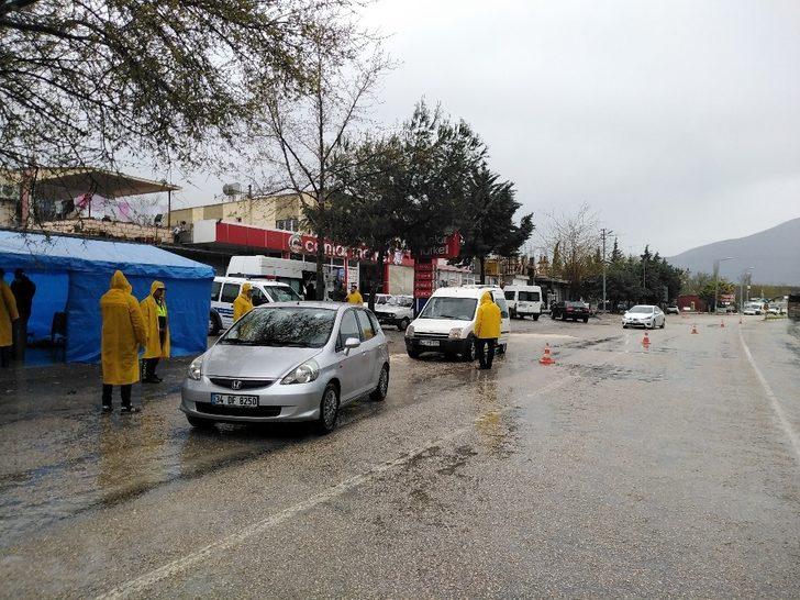 Uygulama noktasında ilçeye gelenlerin ateşi ölçülüyor G4