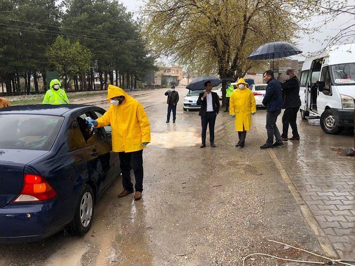 Uygulama noktasında ilçeye gelenlerin ateşi ölçülüyor G5