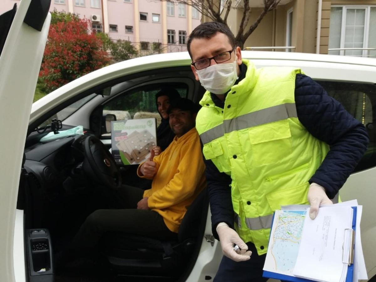 Darıca&rsquo;da vatandaşlara evde sıkılmamaları i&ccedil;in zeka oyunu dağıtıldı