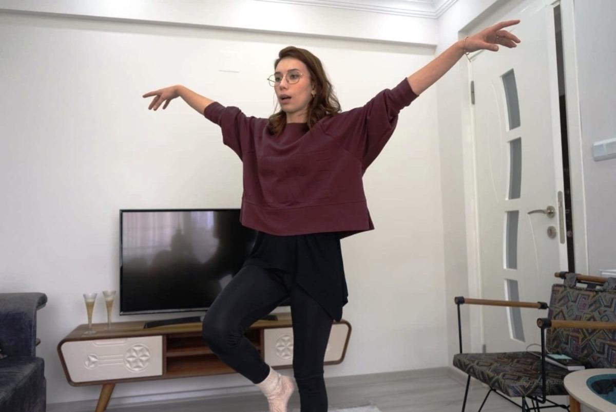 Evde kalanlara sosyal medyadan harmandalı &ouml;ğretiyor