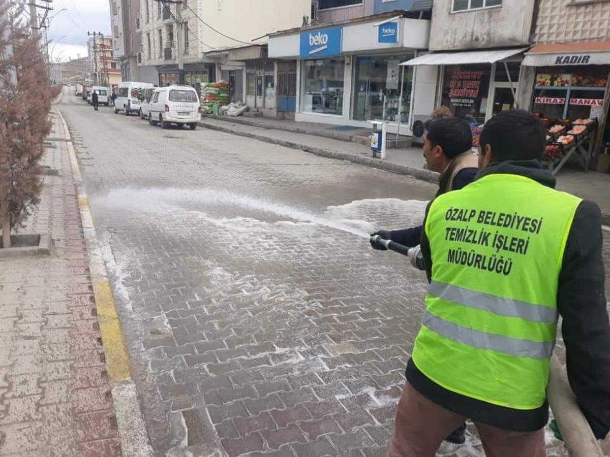 &Ouml;zalp&rsquo;ta cadde ve sokaklar deterjanlı suyla yıkandı