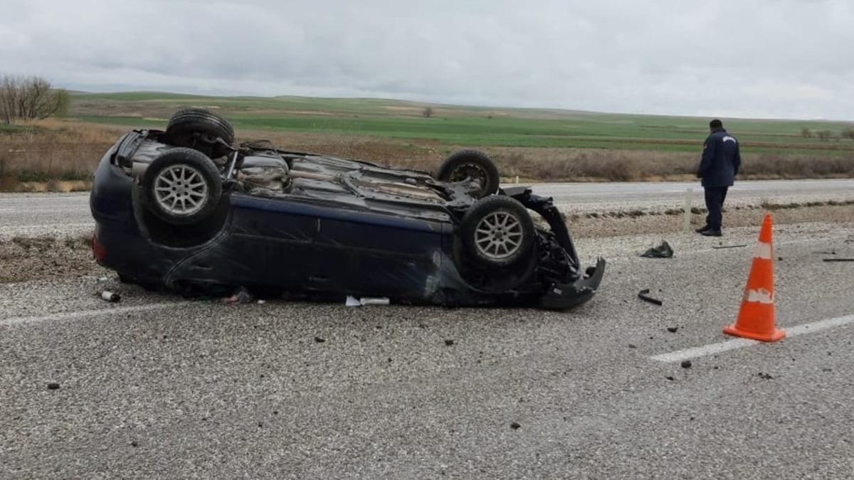 Otomobil karşı şeride ge&ccedil;ip ters devrildi: 1 yaralı