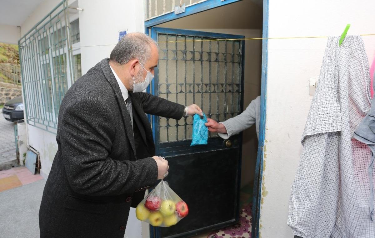 İhtiya&ccedil;lar başkandan adrese teslim