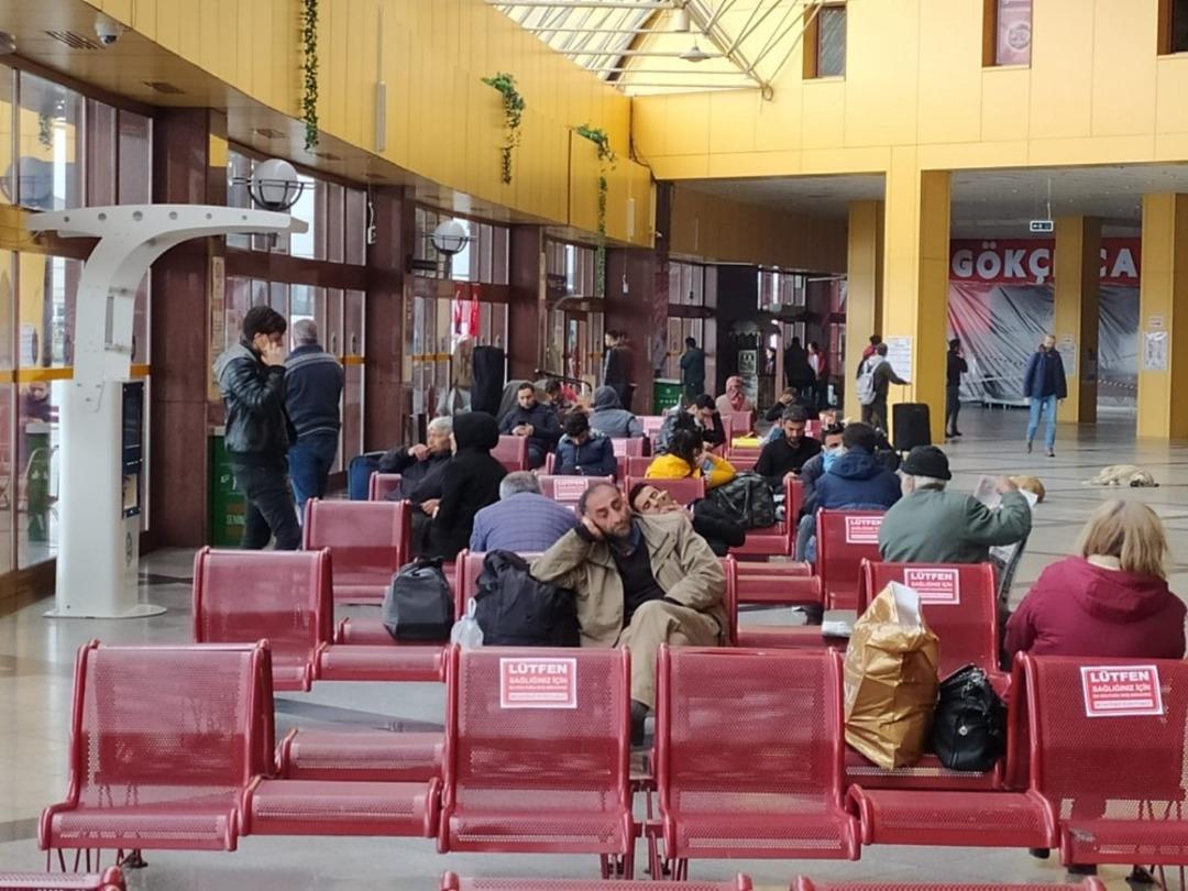 Yasağa takılmadan yolculuk etmek isteyen vatandaşlar otogarda kaldı