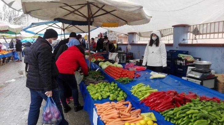 Başkan Tekin, hem pazarcılara hem de vatandaşlara maske dağıttı G3