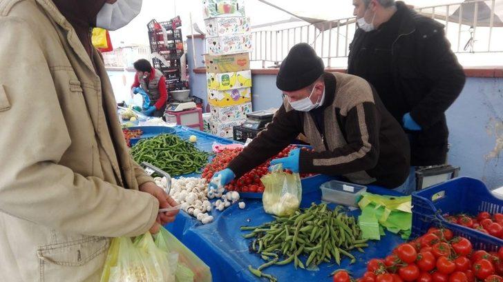Başkan Tekin, hem pazarcılara hem de vatandaşlara maske dağıttı G4
