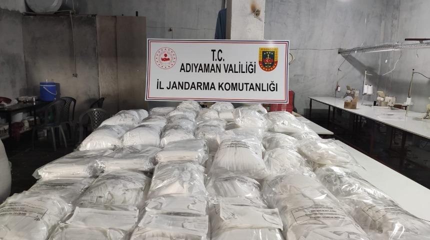 K&ouml;yde izinsiz koruyucu maske &uuml;reten işletmeye operasyon