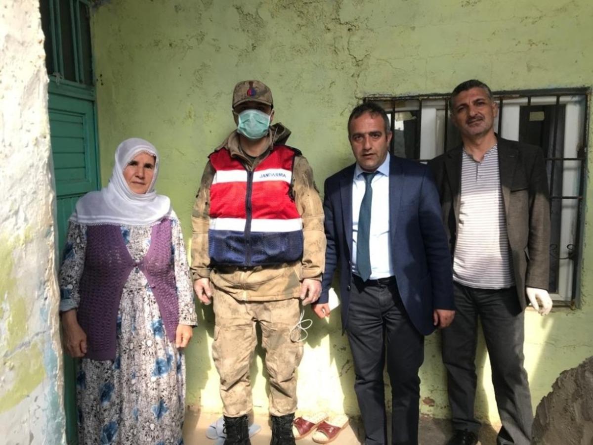 Vefa Sosyal Destek Grubu, evden &ccedil;ıkamayan yaşlıların yardımına koşuyor