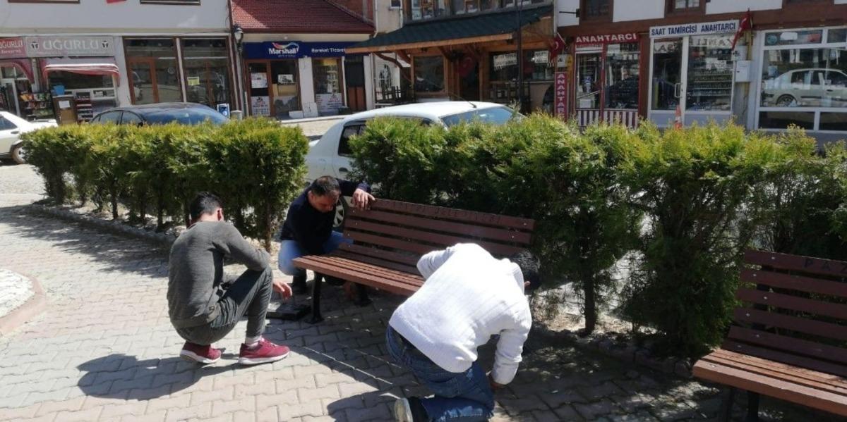 Banklar s&ouml;k&uuml;ld&uuml;, d&ouml;rt bir yan dezenfekte edildi