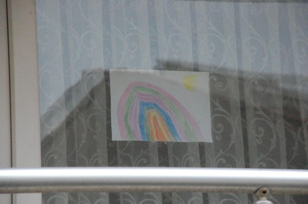 Minikler g&ouml;kkuşağı resimleri ile umut veriyor