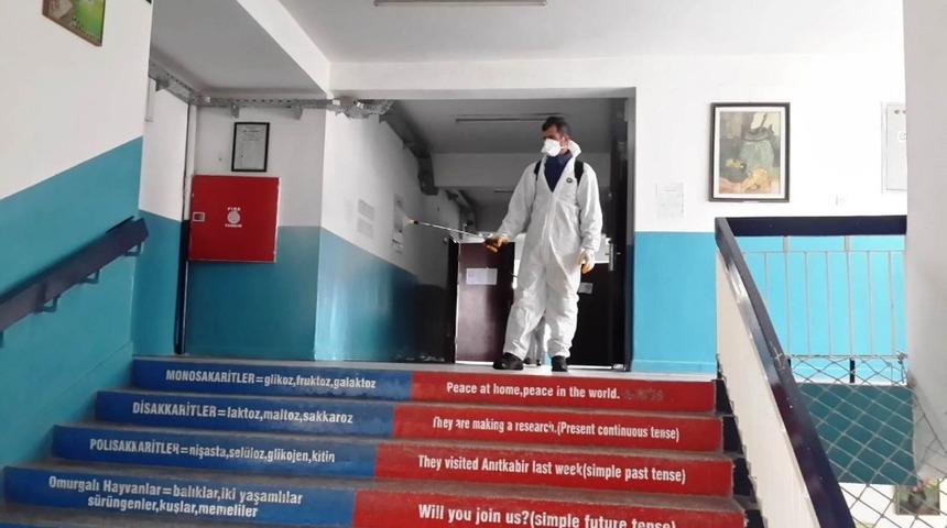 Okullarda dezenfekte &ccedil;alışması s&uuml;rd&uuml;r&uuml;l&uuml;yor