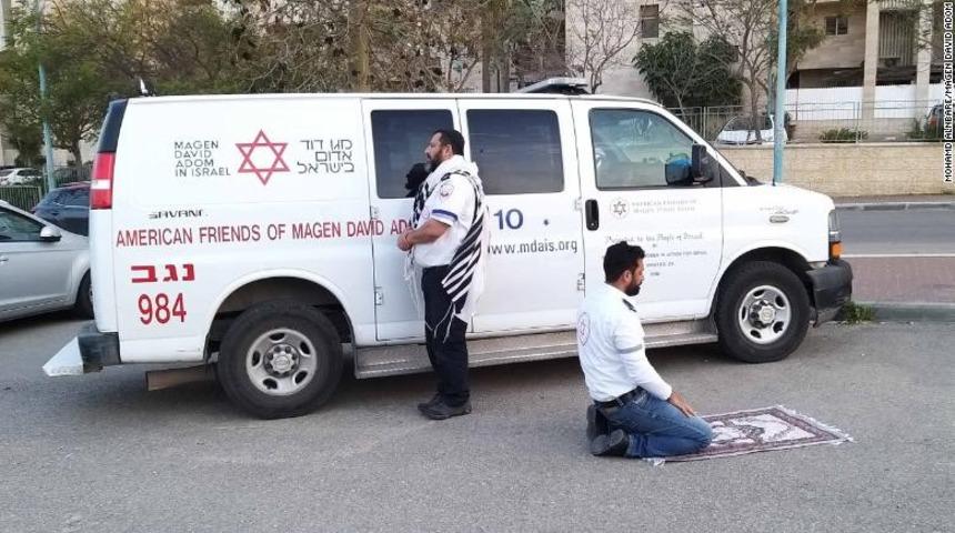 Müslüman ve Yahudi sağlık görevlileri beraber ibadet etmek için durdu