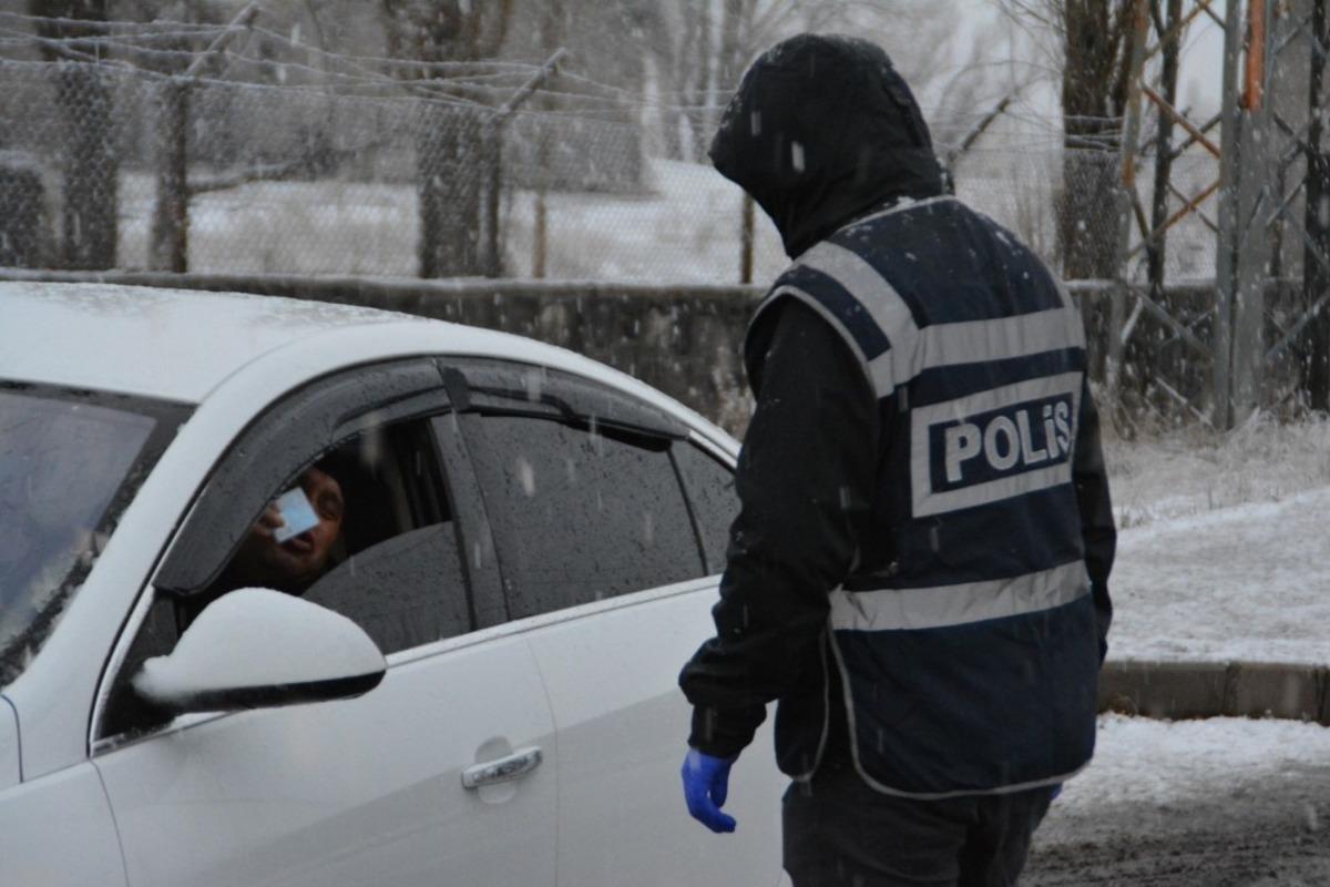 Sarıkamış&rsquo;ta yoğun kar yağışı altında korona uygulaması