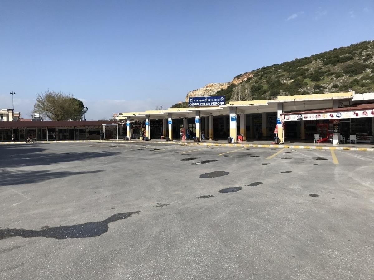 Kuşadası otogarı bomboş kaldı