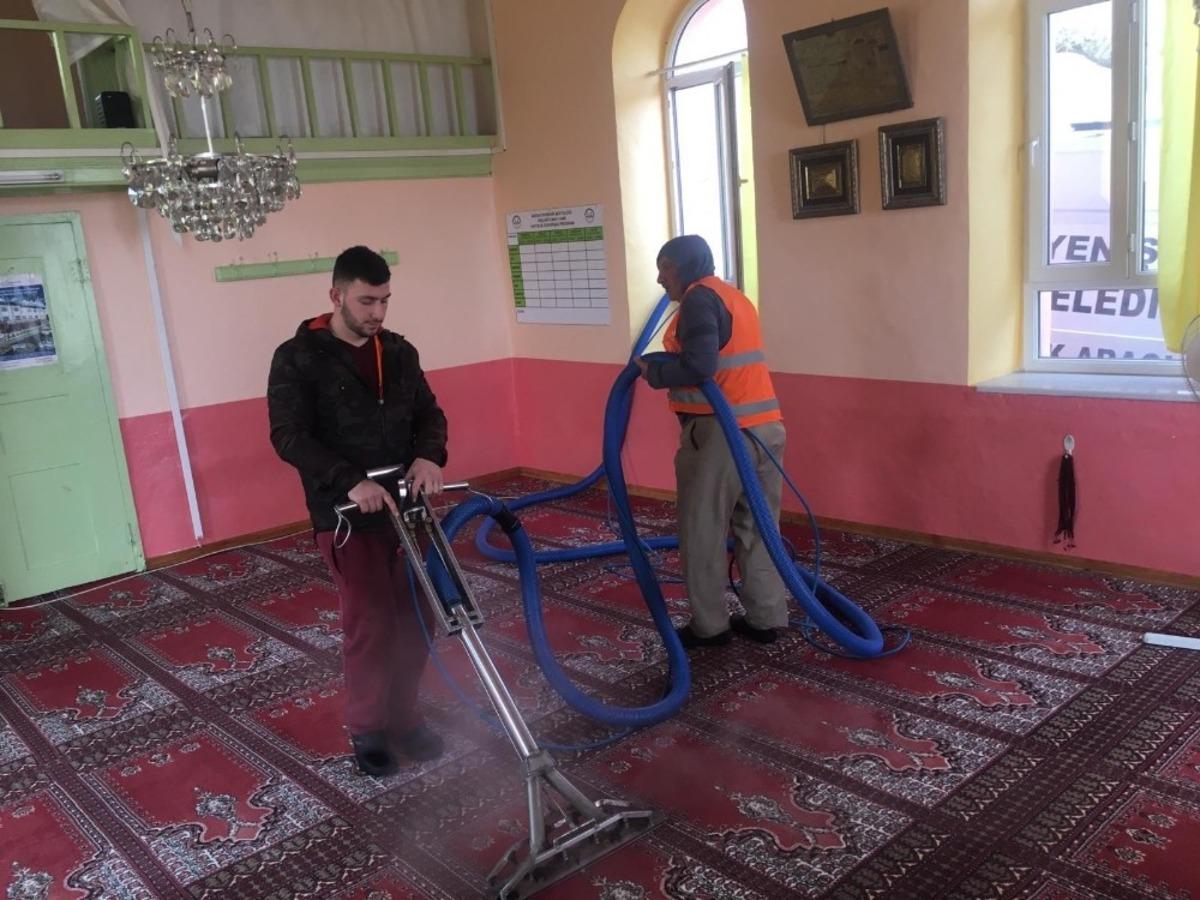 Camiler temizlenip dezenfekte edildi