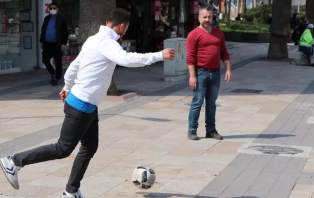 Denizli'de vatandaş evden &ccedil;ıkmadı, esnaf boş kalan kaldırımda top oynadı