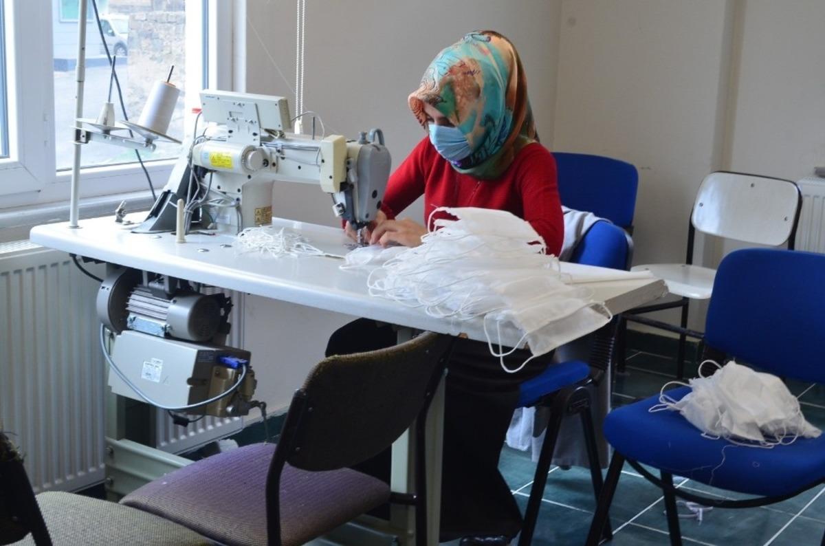 &Ouml;ğretmenler g&ouml;n&uuml;ll&uuml; olarak maske &uuml;retimine başladı