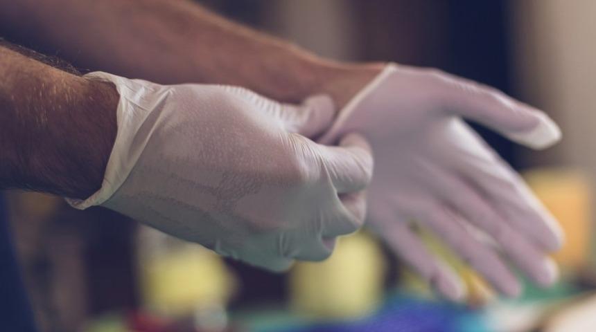 Uzmanlardan koronavir&uuml;se karşı plastik eldiven uyarısı