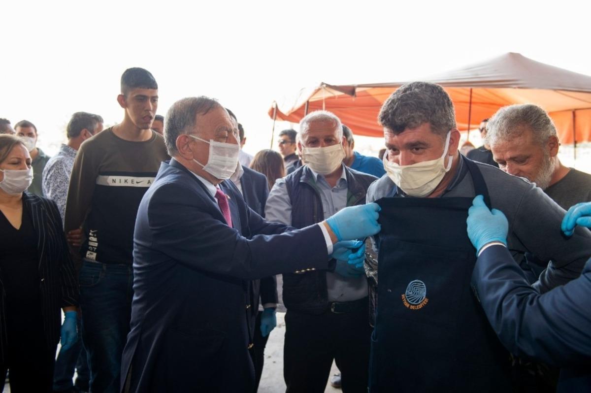 Pazar esnafına &ouml;nl&uuml;k dağıtıldı