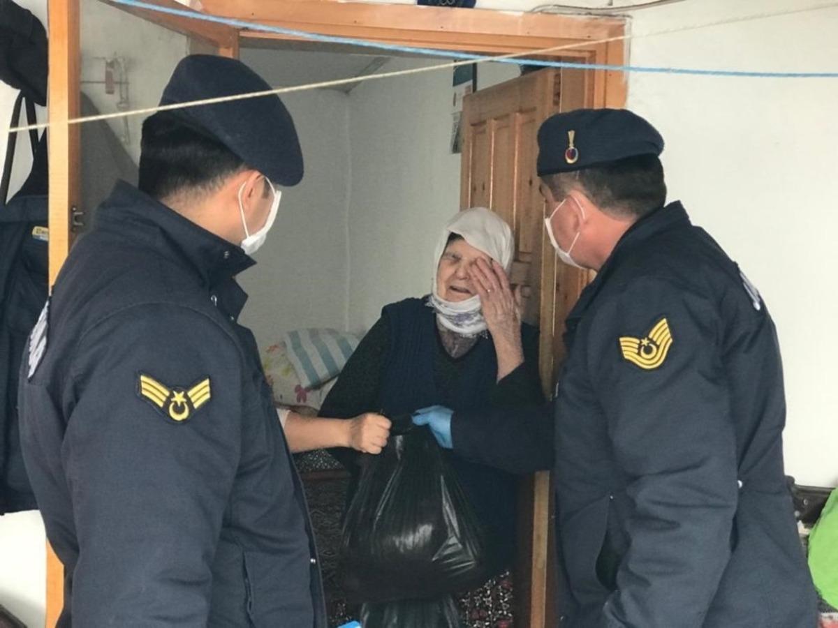 65 yaş &uuml;st&uuml; vatandaşın yardımına jandarma koştu