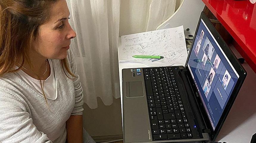 &Ouml;ğretmen ve &ouml;ğrenciler internetten buluşuyor