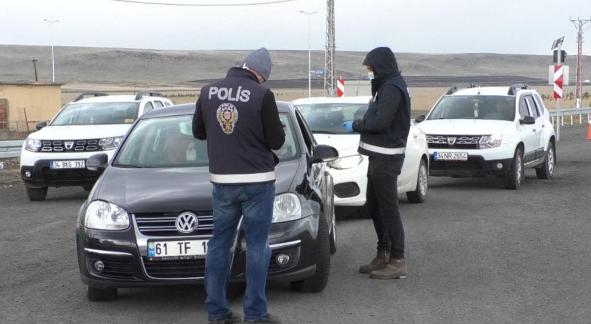 Kars&rsquo;ta kent giriş-&ccedil;ıkışında korona denetimi