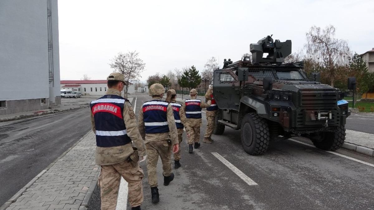 Jandarma ekipleri yaşlı ve hastalar i&ccedil;in seferber oldu