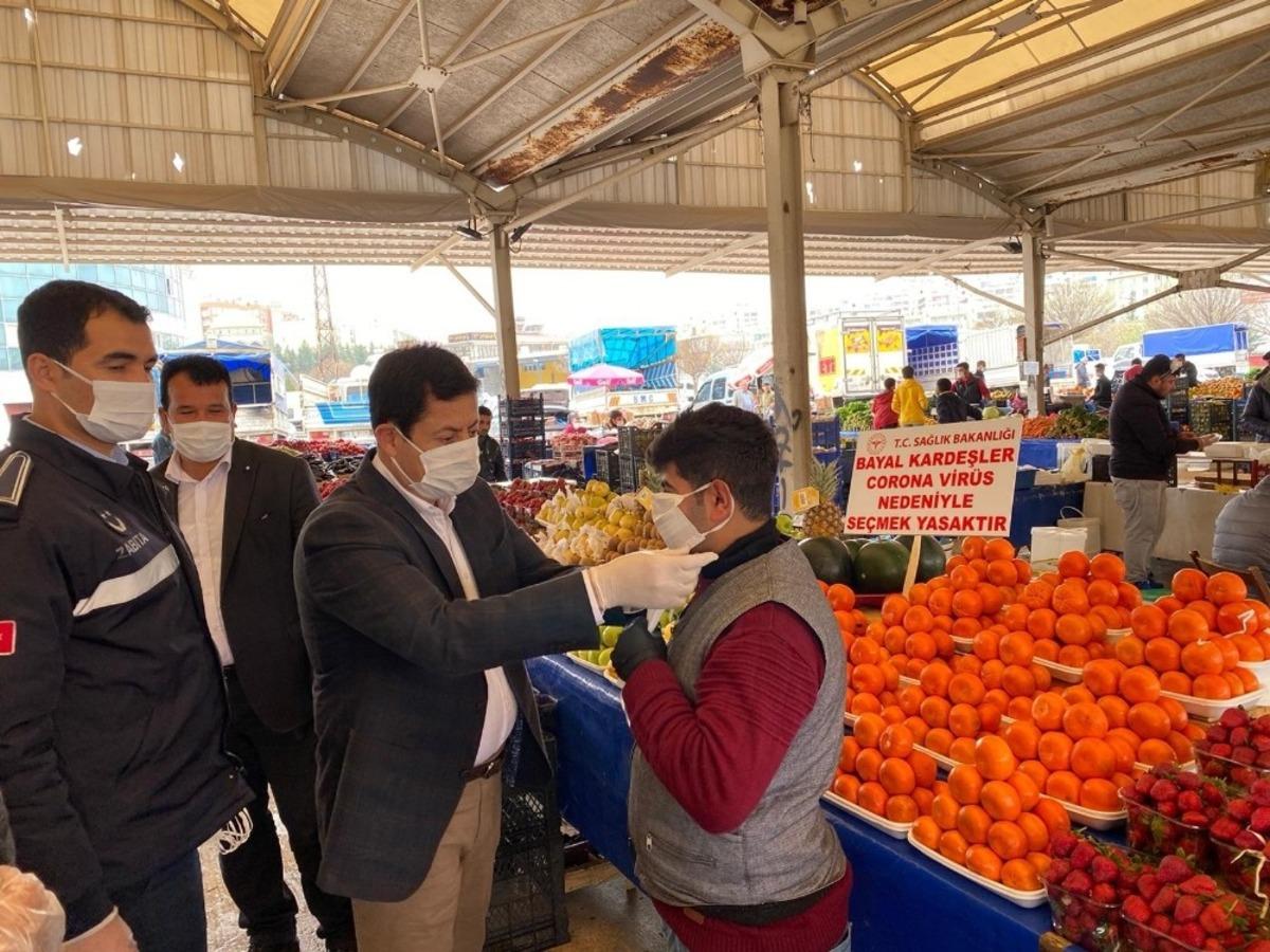 Eyy&uuml;biye&rsquo;de esnafa maske ve eldiven dağıtıldı