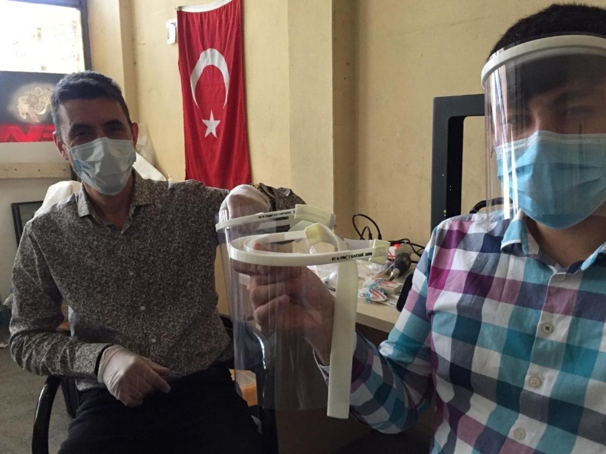 Meslektaşlarını koronavir&uuml;sten korumak i&ccedil;in siperlik &uuml;rettiler