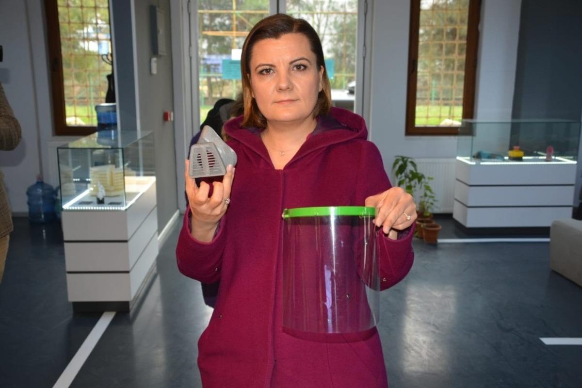 İzmit Belediyesi siper maske &uuml;retimine devam ediyor