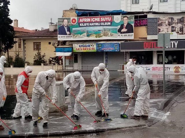 Kilis Belediyesi caddeleri sabunlu suyla yıkadı