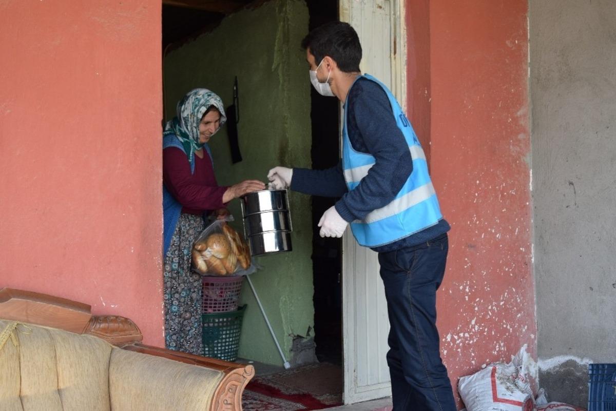 Erdemli M&uuml;ft&uuml;l&uuml;ğ&uuml;nden yaşlıların evlerine sıcak yemek
