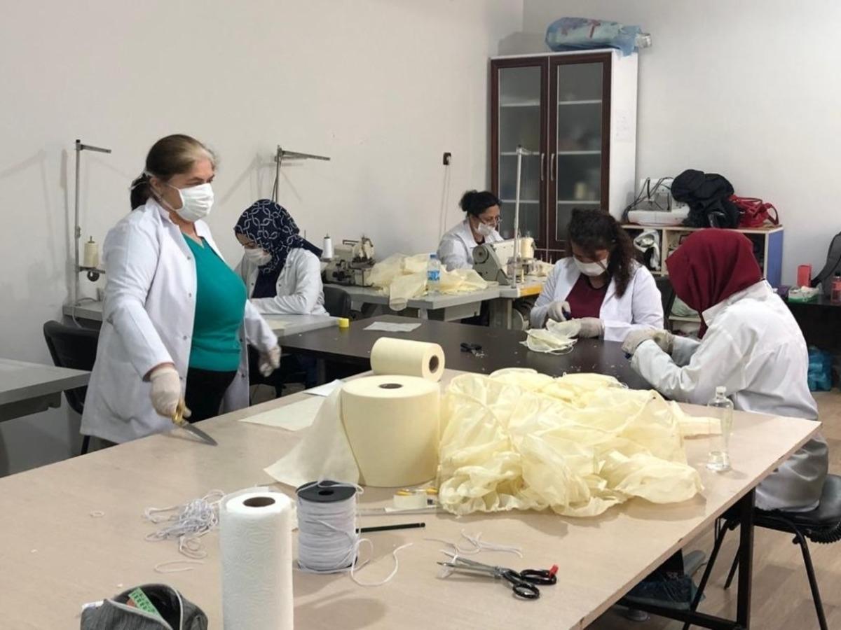 Kızıltepeli g&ouml;n&uuml;ll&uuml; kadınlar sağlık &ccedil;alışanları i&ccedil;in maske &uuml;retiyor