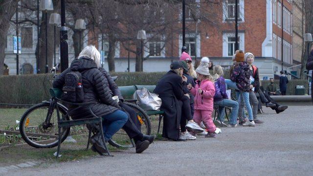 Stockholm'de aileler parklarda toplanmaya devam ediyor.