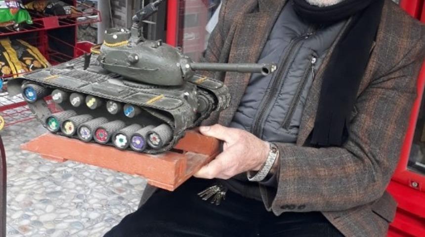 Askerlik hatırası tankı d&uuml;kkanında sergiliyor