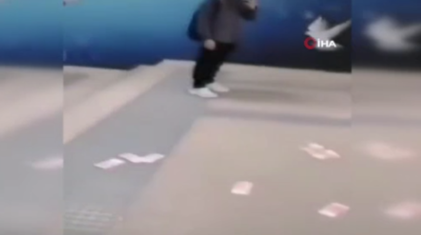 &Ccedil;in'de metroda sa&ccedil;ılan paralara 'koronavir&uuml;s' korkusuyla kimse dokunamadı