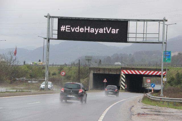 Otoyollardaki tabelalara ‘Evde Hayat Var’ yazıldı