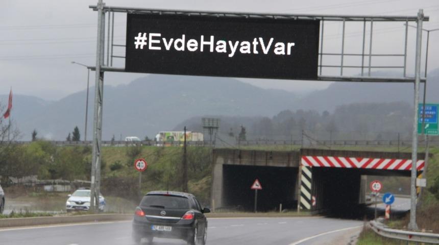 Otoyollardaki tabelalara &lsquo;Evde Hayat Var&rsquo; yazıldı