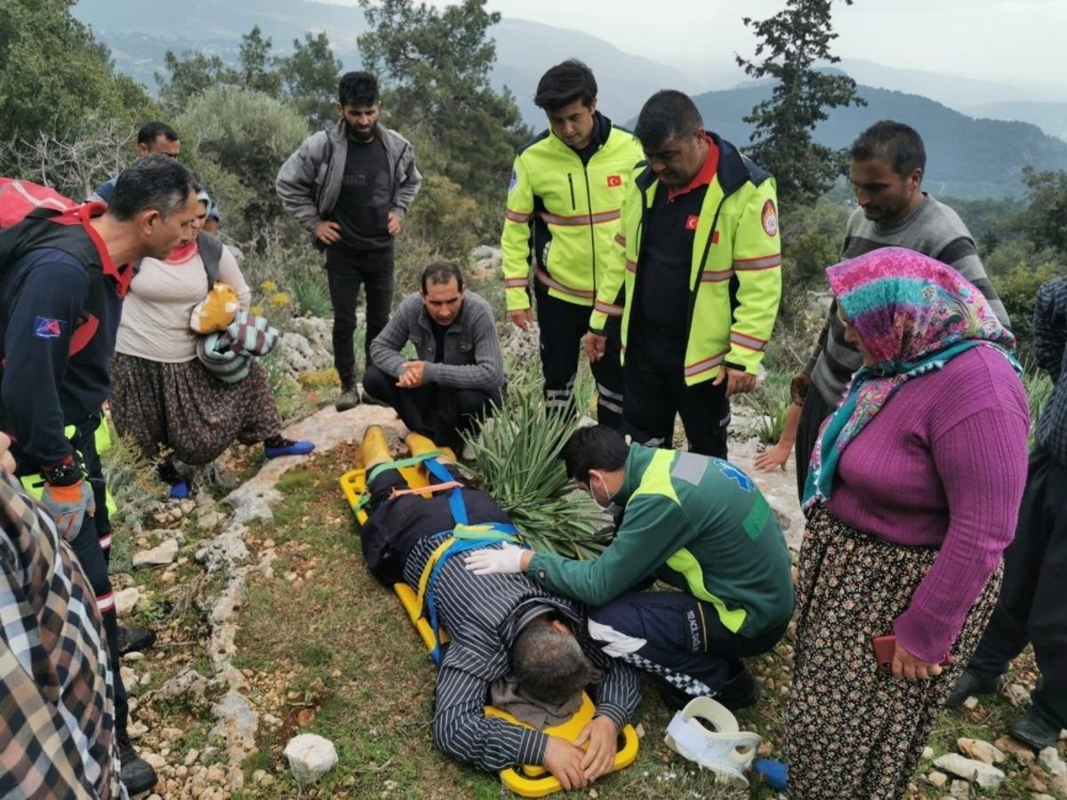 Kayalıklardan d&uuml;ş&uuml;p mahsur kalan şahıs, itfaiye ekiplerince yaralı kurtarıldı