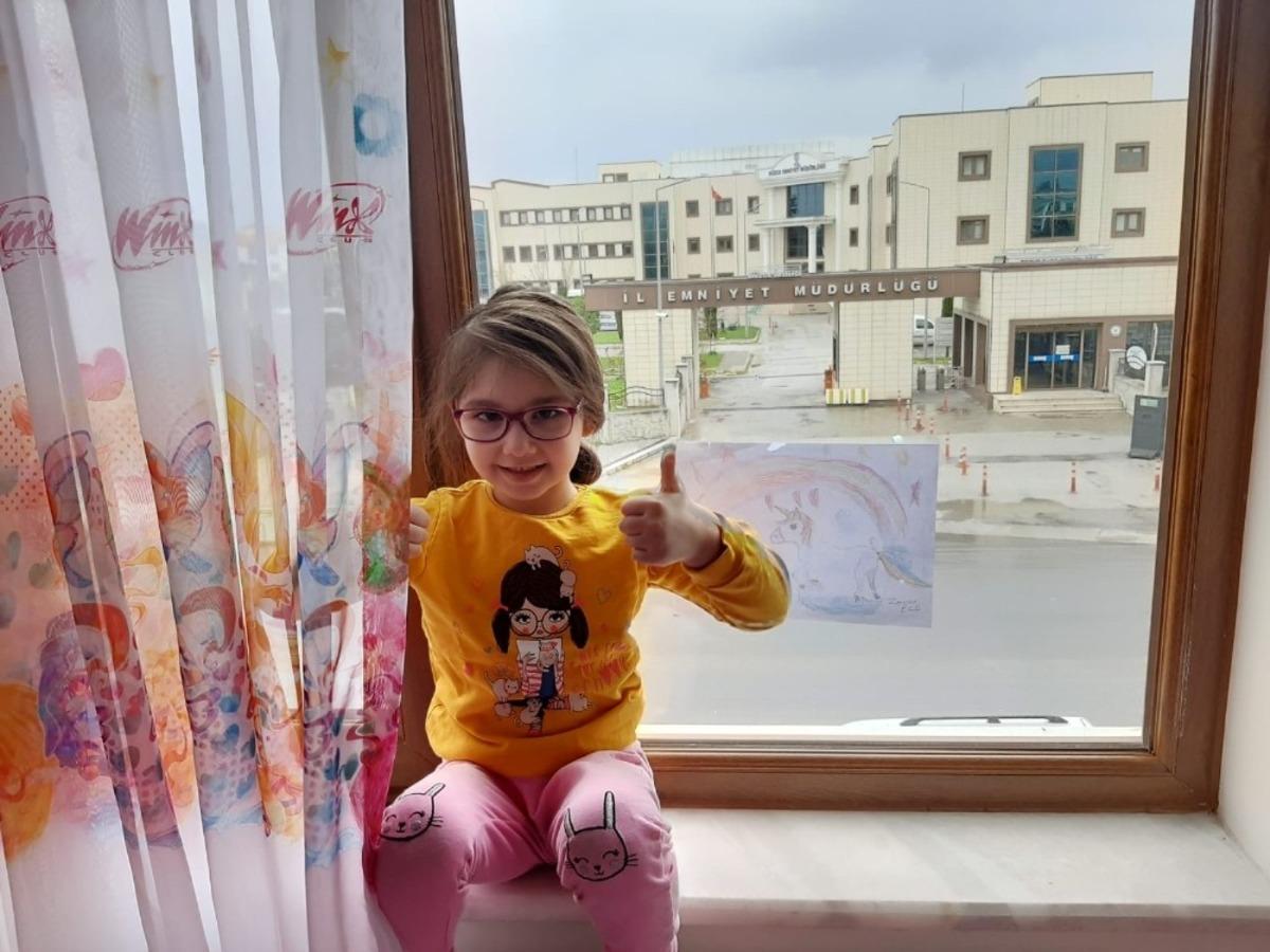 &Ccedil;ocuklar evde g&ouml;kkuşakları camlarda