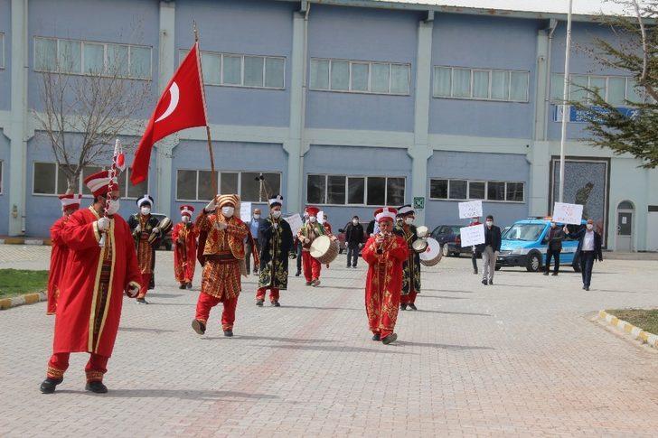 Maskeli eldivenli Mehter Takımından evde kalan vatandaşa destek G2