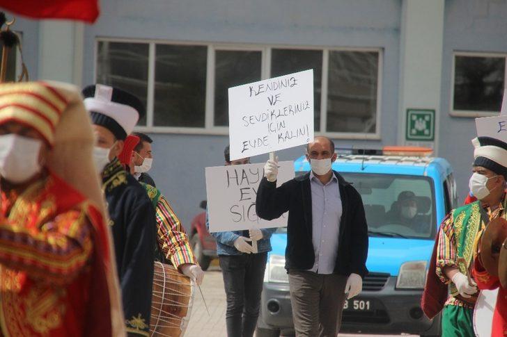 Maskeli eldivenli Mehter Takımından evde kalan vatandaşa destek G3